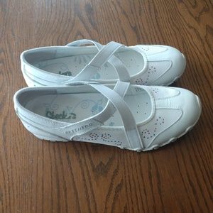 Skechers Women's 9.5 white slip-on tennis shoes